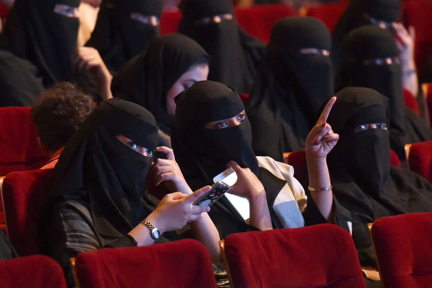 Saudi naised pealinnas Ar-Riyāḑis kuningas Fahadi nimelisse kultuurikeskusesse loodud kinosaalis.
