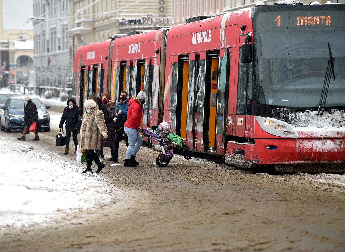 Трамвай после снегопада в Риге