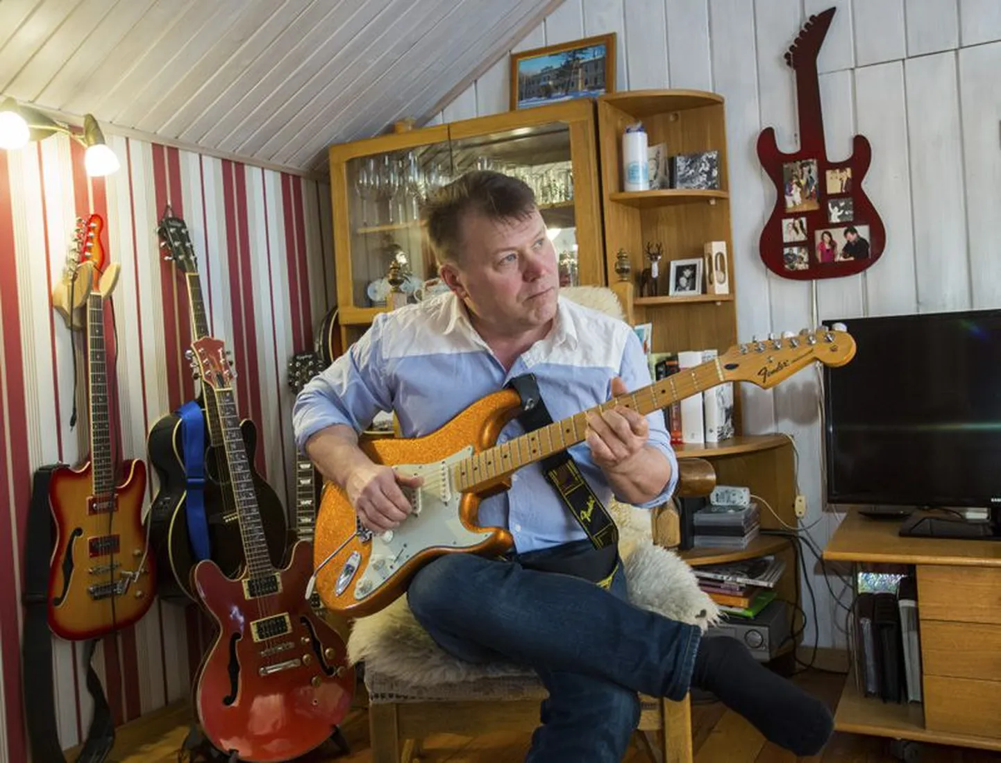 Olev Mäe meelitab muusika välja paljudest pillidest: kitarrist, bandžost, mandoliinist, plokkflöödist, ­Havai kitarrist ja Iiri buzukist ...