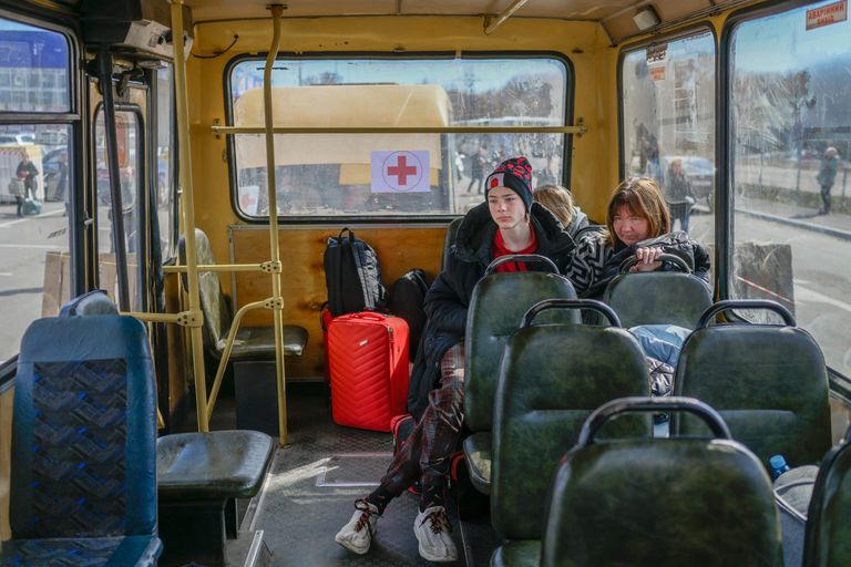Mariupolist evakueeritud inimesed, kes jõudsid eile Zaporižžjasse.