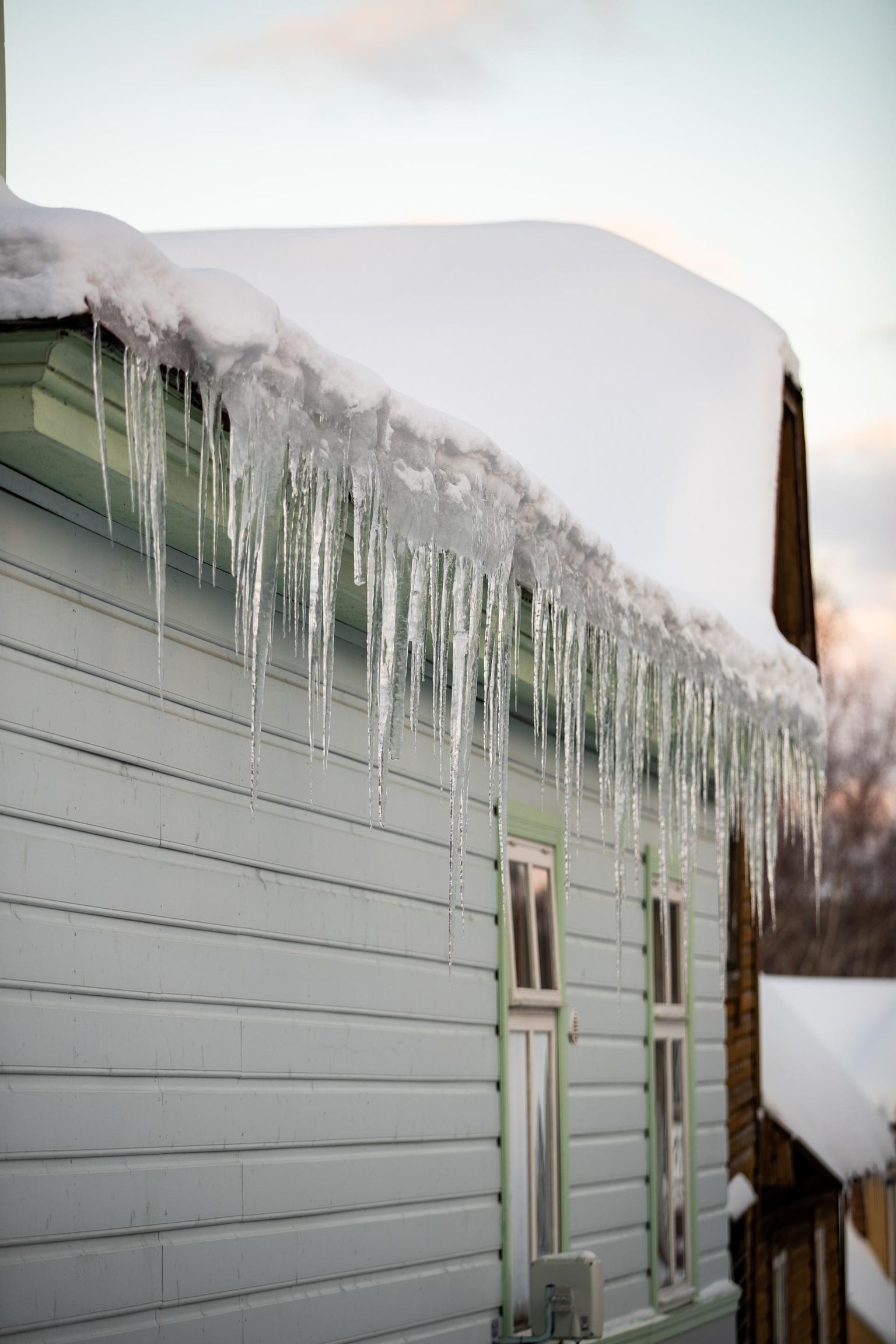 Majaomanik peab seisma selle eest, et katusele kogunenud lumi ei ohustaks jalakäijaid.