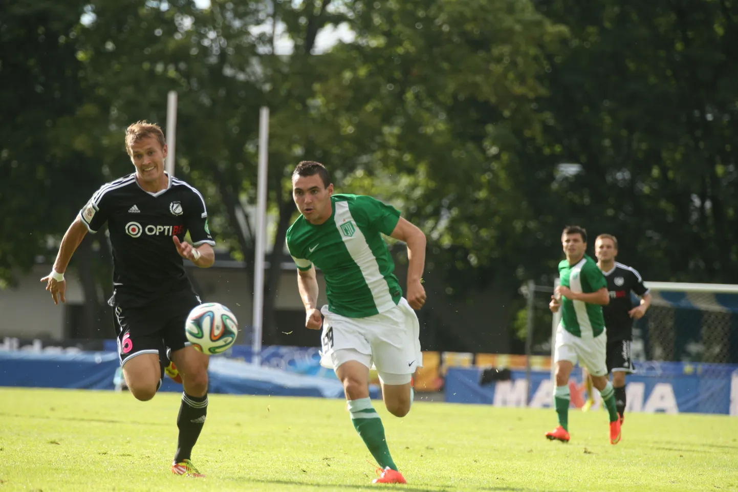 Eesti jalgpallimeistrivõistluste tänases põnevusmängus alistas Nõmme Kalju koduväljakul 1:0 FC Flora. Floral ja Levadial on liidritena koos 54 punkti, Kalju on tabelis 52 silmaga kolmas.