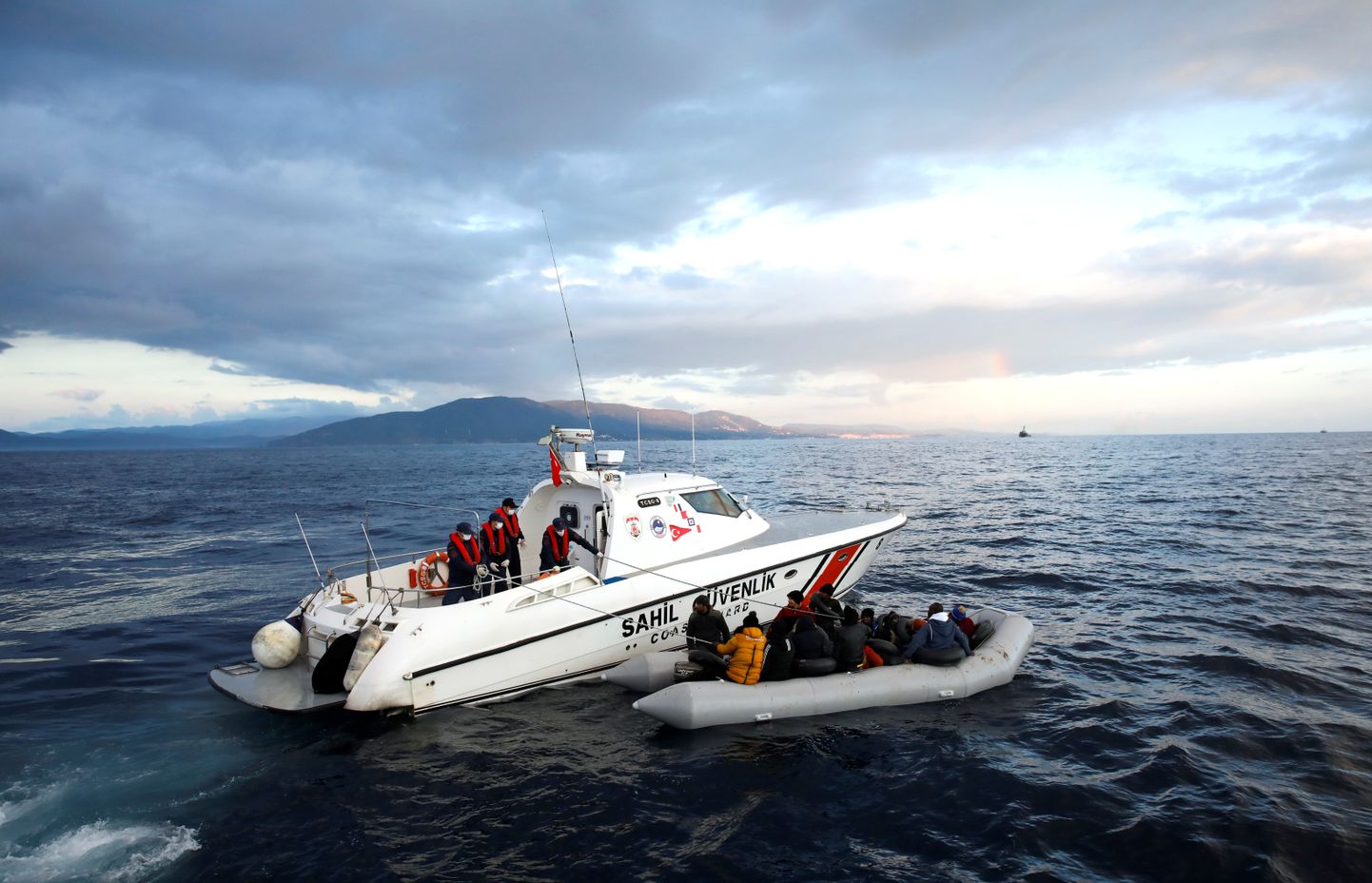 Turcijas krasta apsardze glābj migrantu laivu Egejas jūrā. 6.marts, 2020