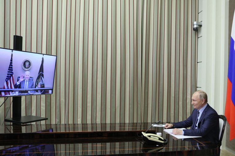 Видеосаммит Байдена и Путина.
(Photo by Mikhail METZEL / SPUTNIK / AFP)