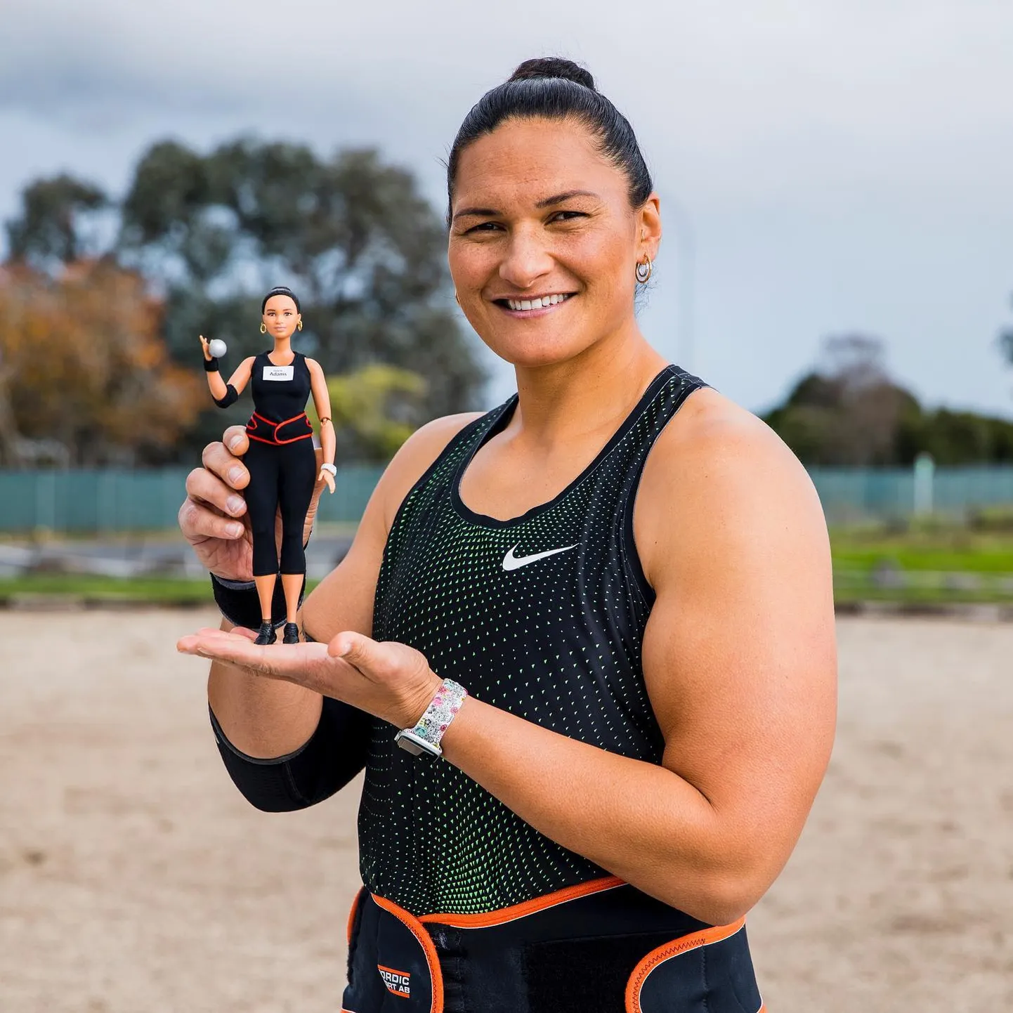 Valerie Adams poseerimas temast inspiratsiooni saanud Barbie nukuga.