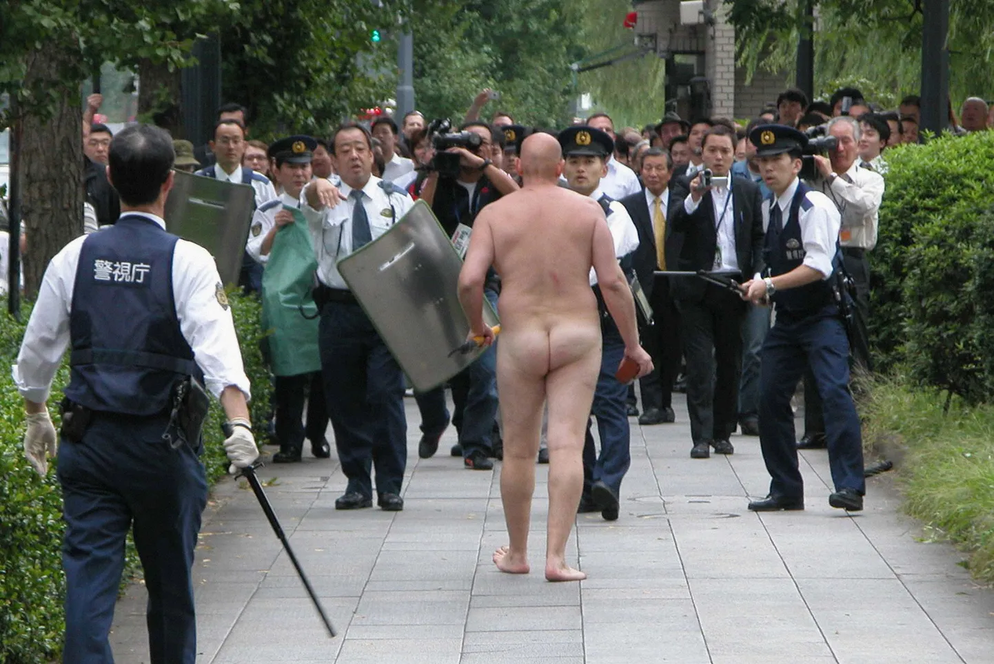 Uute relvadega võiksid Jaapani politseinikud selle palja mehe hõlpsasti märgistada.