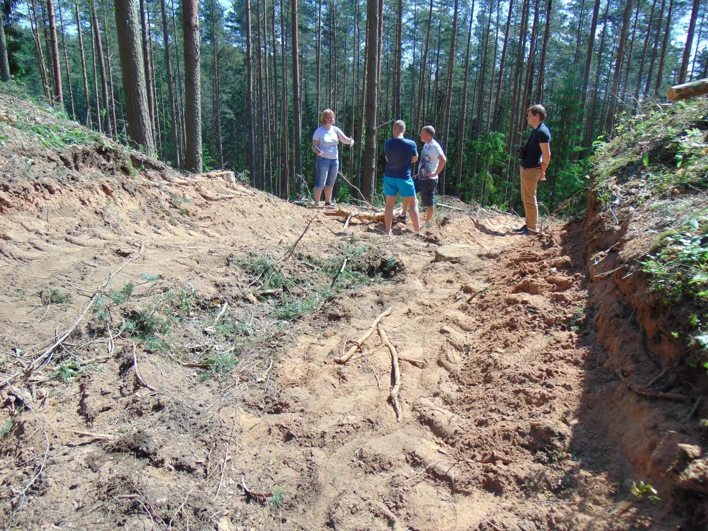 Raske metsaveotehnika on linnuse lõunaväravas hoolimata kuivast ilmast liiga palju pinnast ümber pööranud, tõdes muinsuskaitseameti arheoloogiavaldkonna juht Ulla Kadakas, kes koos kolleegidega Rosmal olukorraga tutvumas käis.