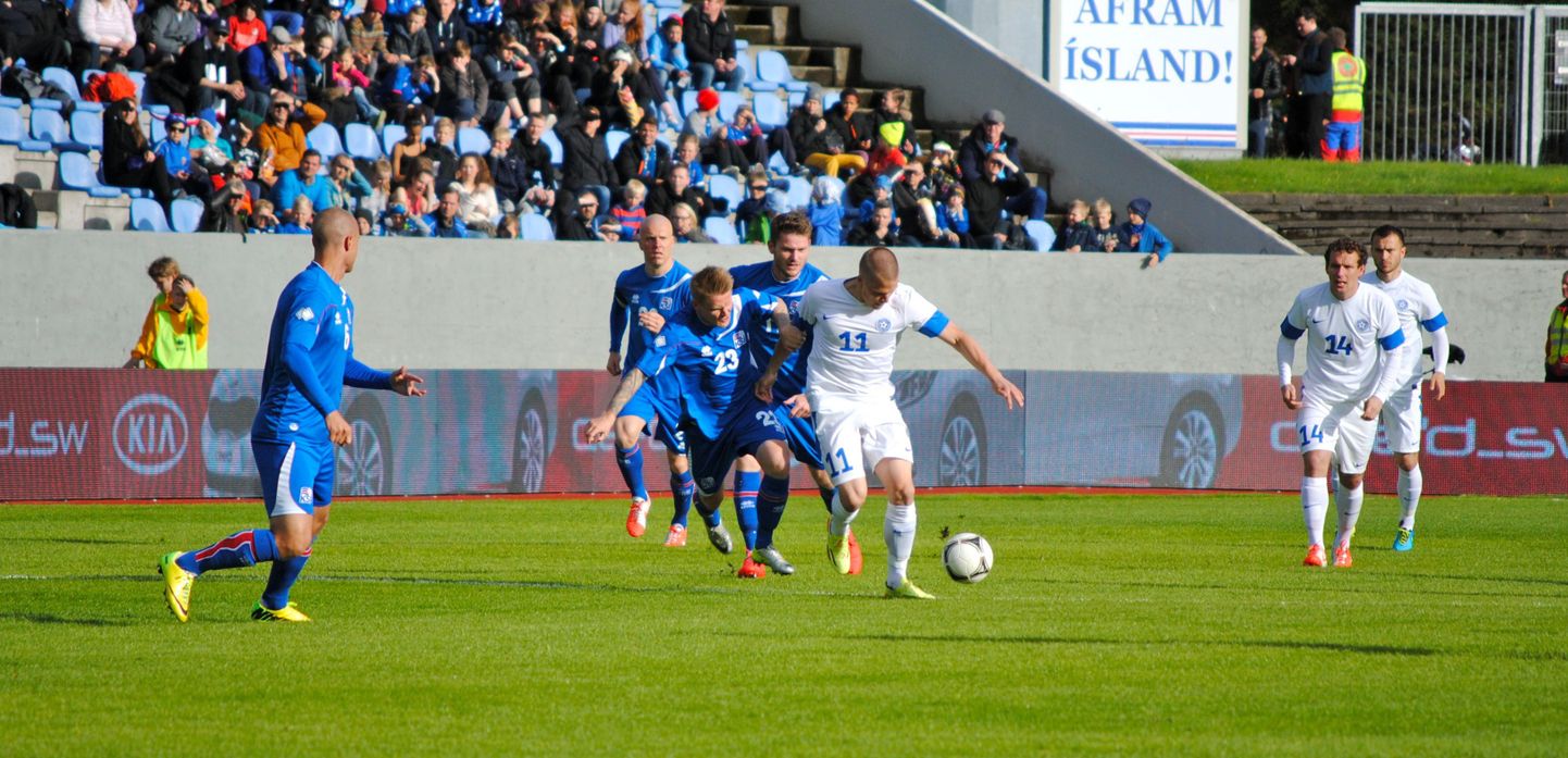 Henrik Ojamaa (keskel) mängus Islandi vastu.