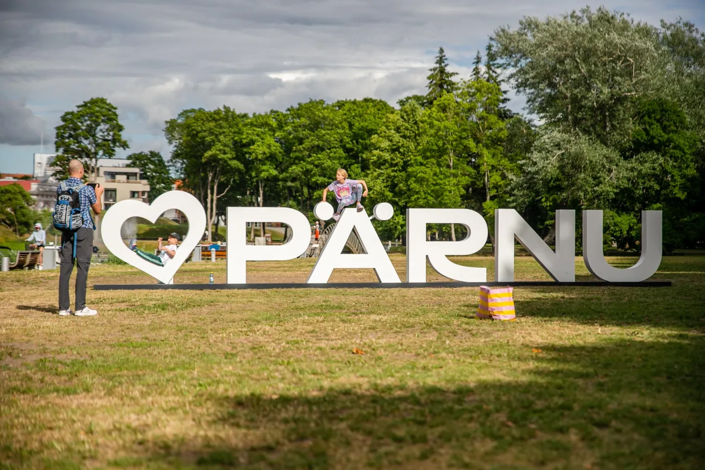 Vallikääru aasale paigaldatud pooleteise meetri kõrgune Pärnu nimemärk valmistab muret taimelaada korraldajatele.