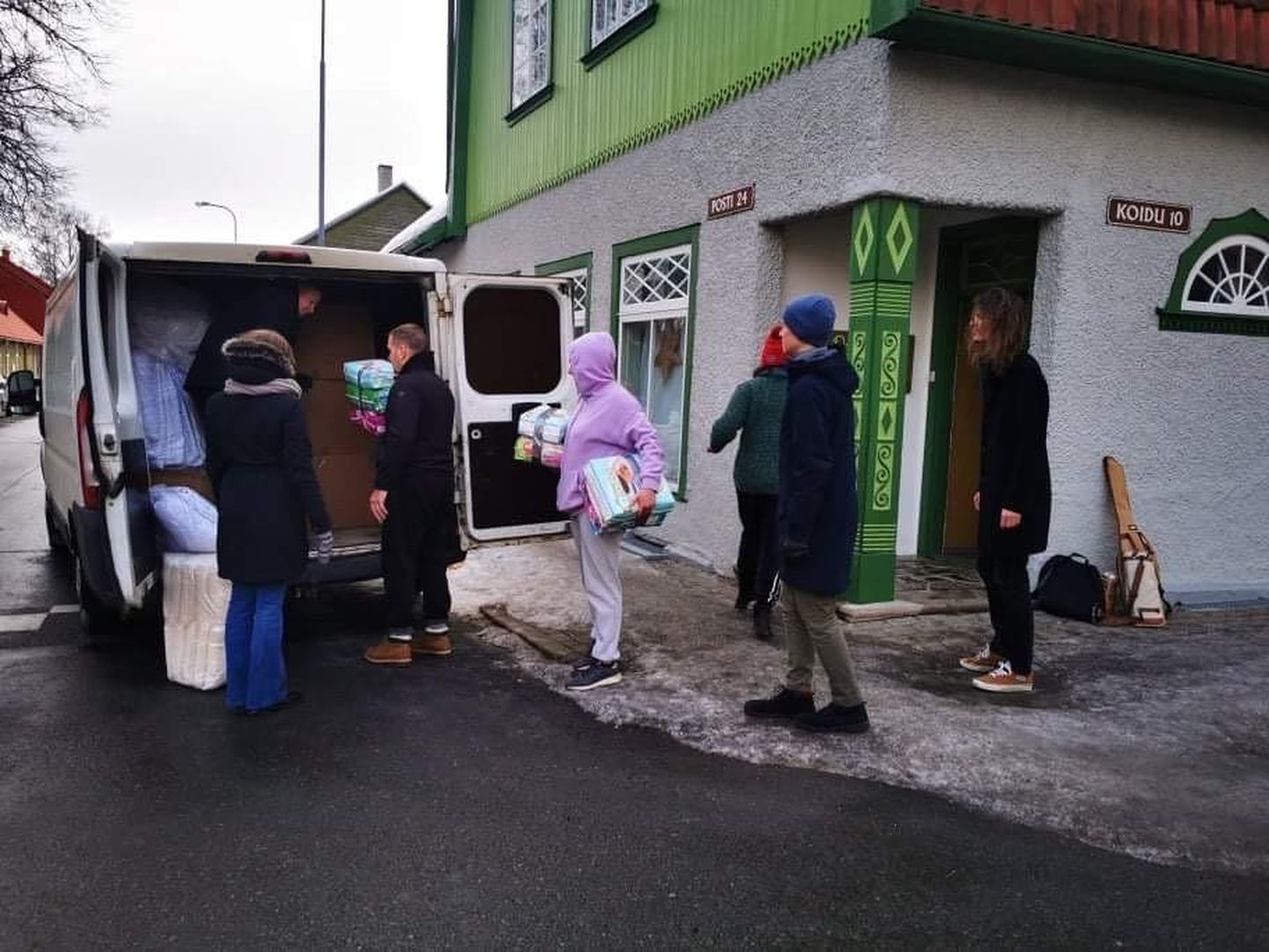 Punase Risti kogumisaktsiooniga on praeguseks Viljandist Tallinna läinud neli masinatäit annetusi, mis kohe, kui Ukrainast märku antakse, sinna toimetatakse.