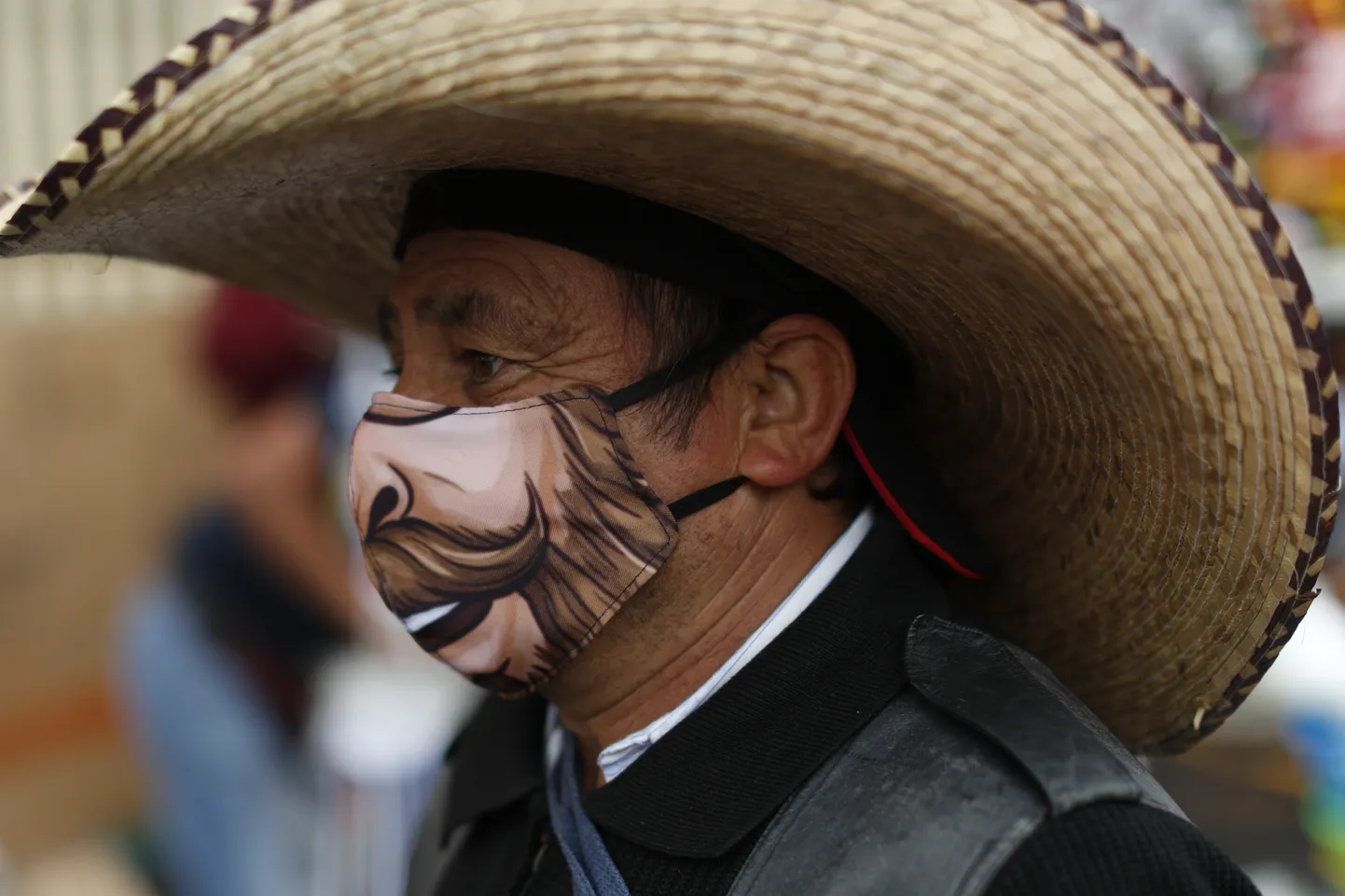 Vīrietis Meksikā ar sejas masku. Ilustratīvs attēls
