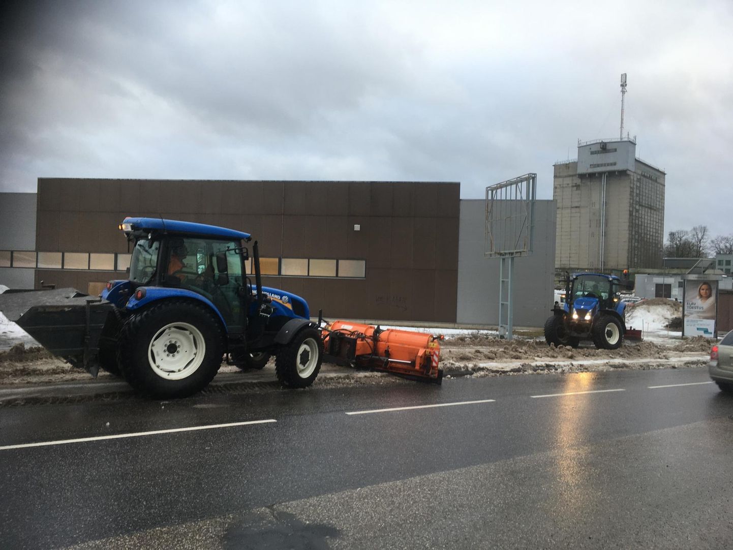 Traktoristid näevad sulailmadega vaeva, et kõnniteedelt lumekiht eemaldada.