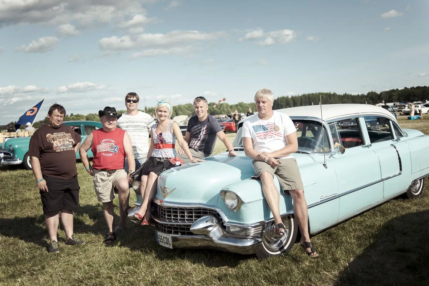 Cadillaciga poseerivad ürituse fännid Eestist (vasakult): Raul, Tõnu, Martin, Aile, Aivar ja Margus hindavad eelkõige seal valitsevat õhkkonda.