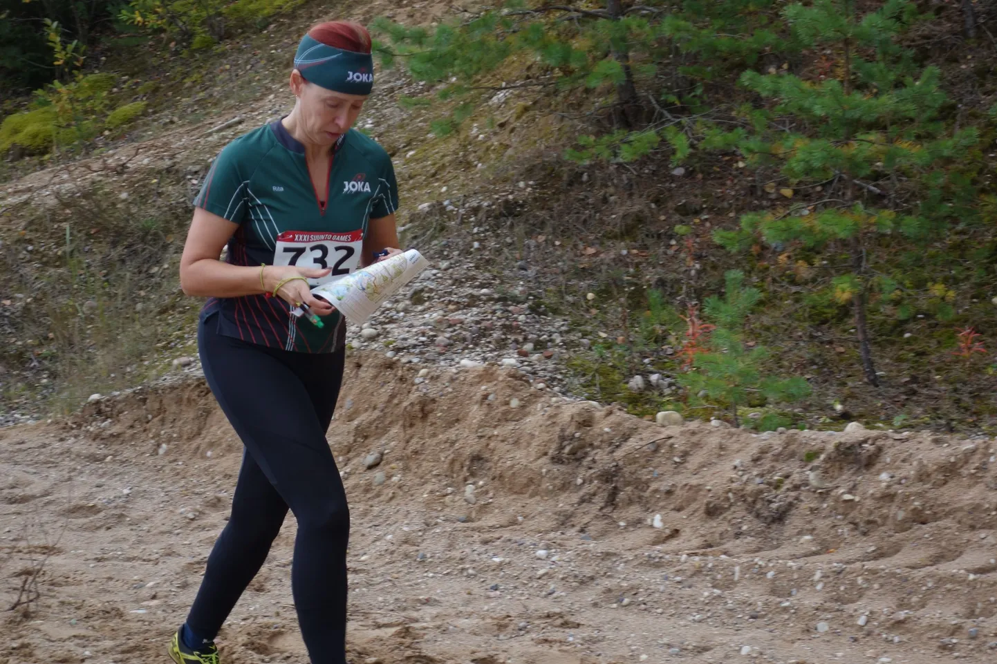 Päevaku NI klassi võitja Rita Ojala orienteerumisrajal.