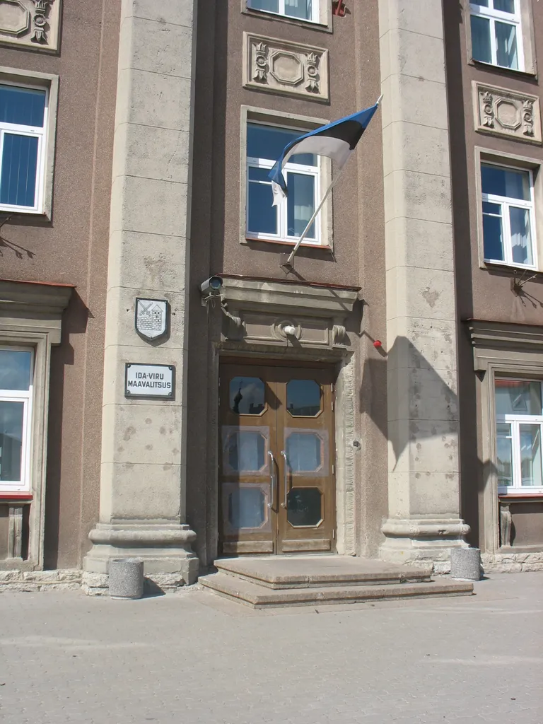 Поврежденная дверь здания Ида-Вируской уездной управы 28.04.2007.