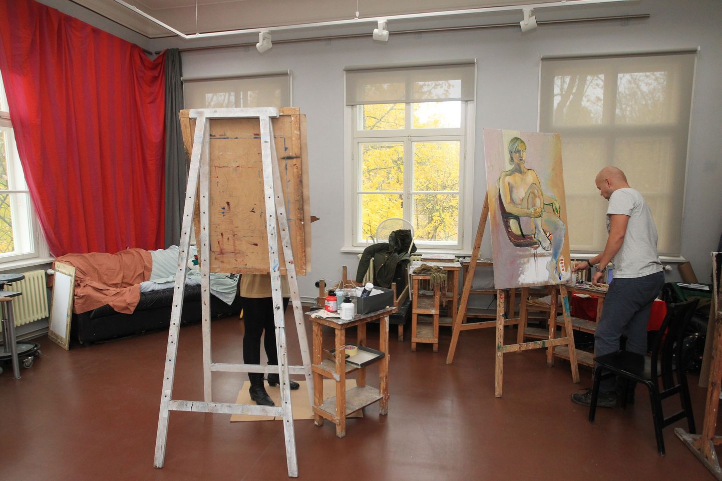 Tartu ülikooli kunstide osakonna maalistuudios olid molberti taga Jekaterina Aleksejeva ja Paap Nõmm.
