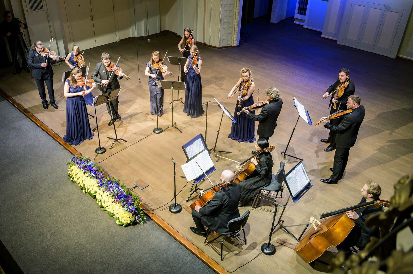 Камерный оркестр «Киевские солисты» состоит из видных музыкантов со всей Украины, большинство из них – лауреаты международных конкурсов.