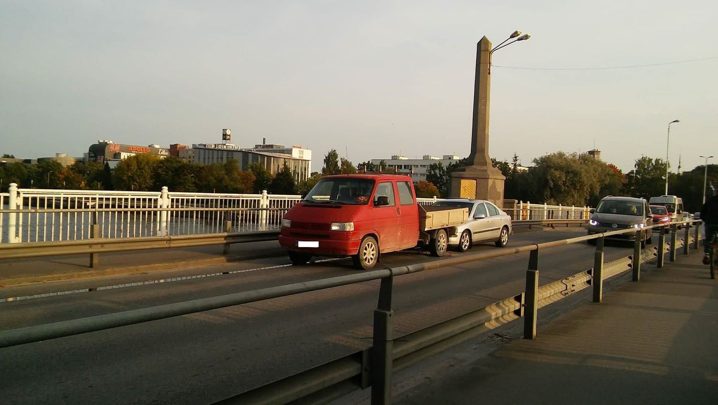 Täna 17.30 aegu sõitis sõiduauto Volvo juht Pärnus Kesklinna sillal tagant otsa Volkswagenile.