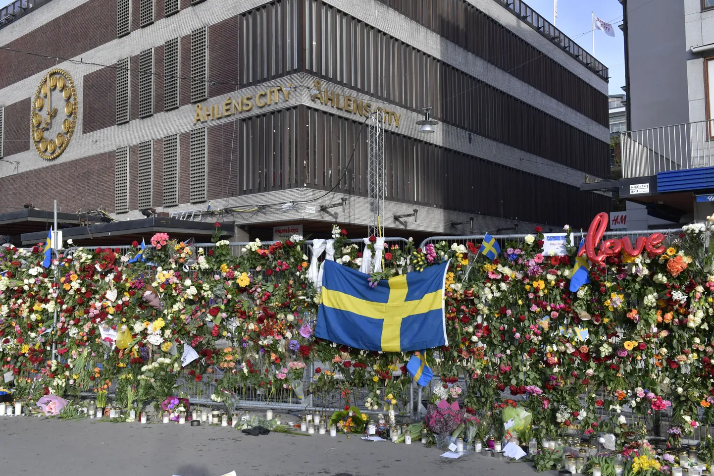 Rünnaku ohvrite mälestuseks toodud lilled Åhlensi kaubanduskeskuse juures.
