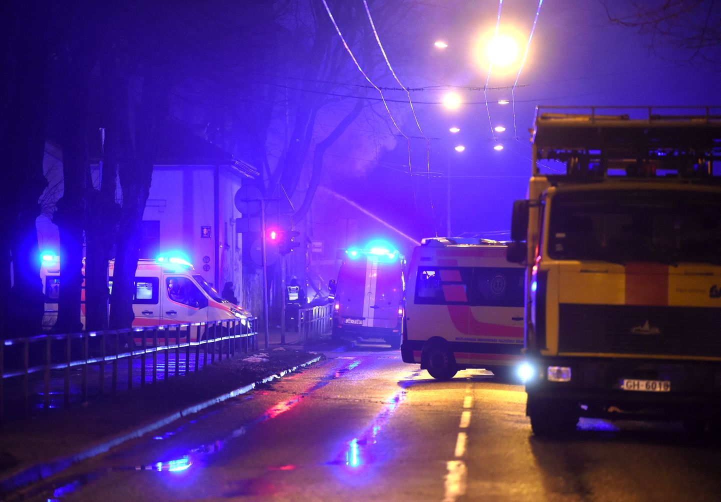 Dzīvojamā ēkā Āgenskalnā, Melnsila un Ļermontova ielu krustojumā noticis sprādziens.