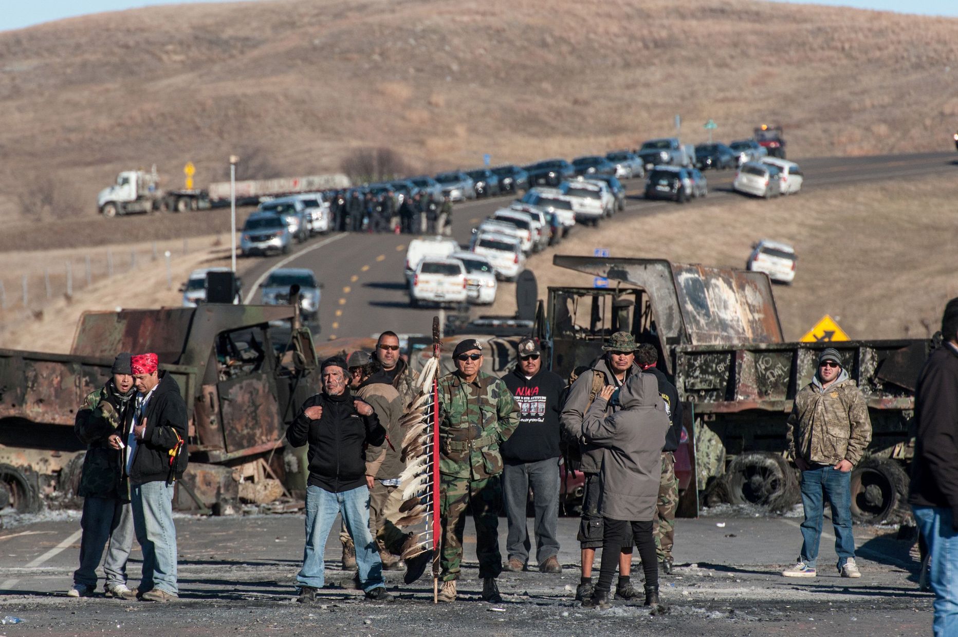 Oceti Sakowini laagri asukad valvad protestipaiga läheduses.