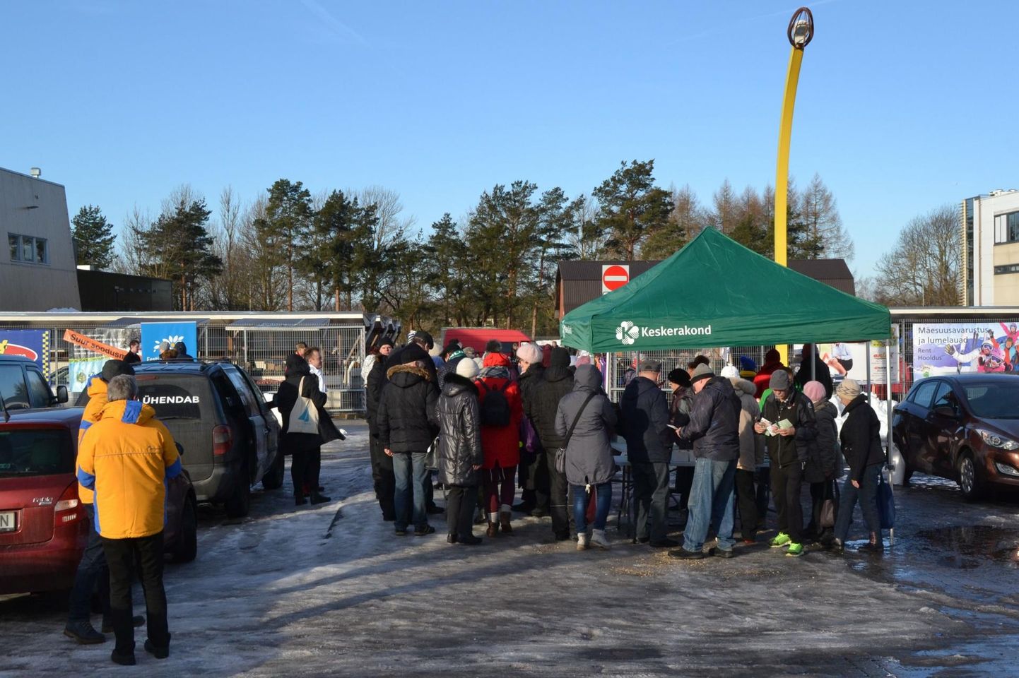 Laupäeval kell 9.45 Viljandi turu parklas. Valijate püüdmine on alanud.