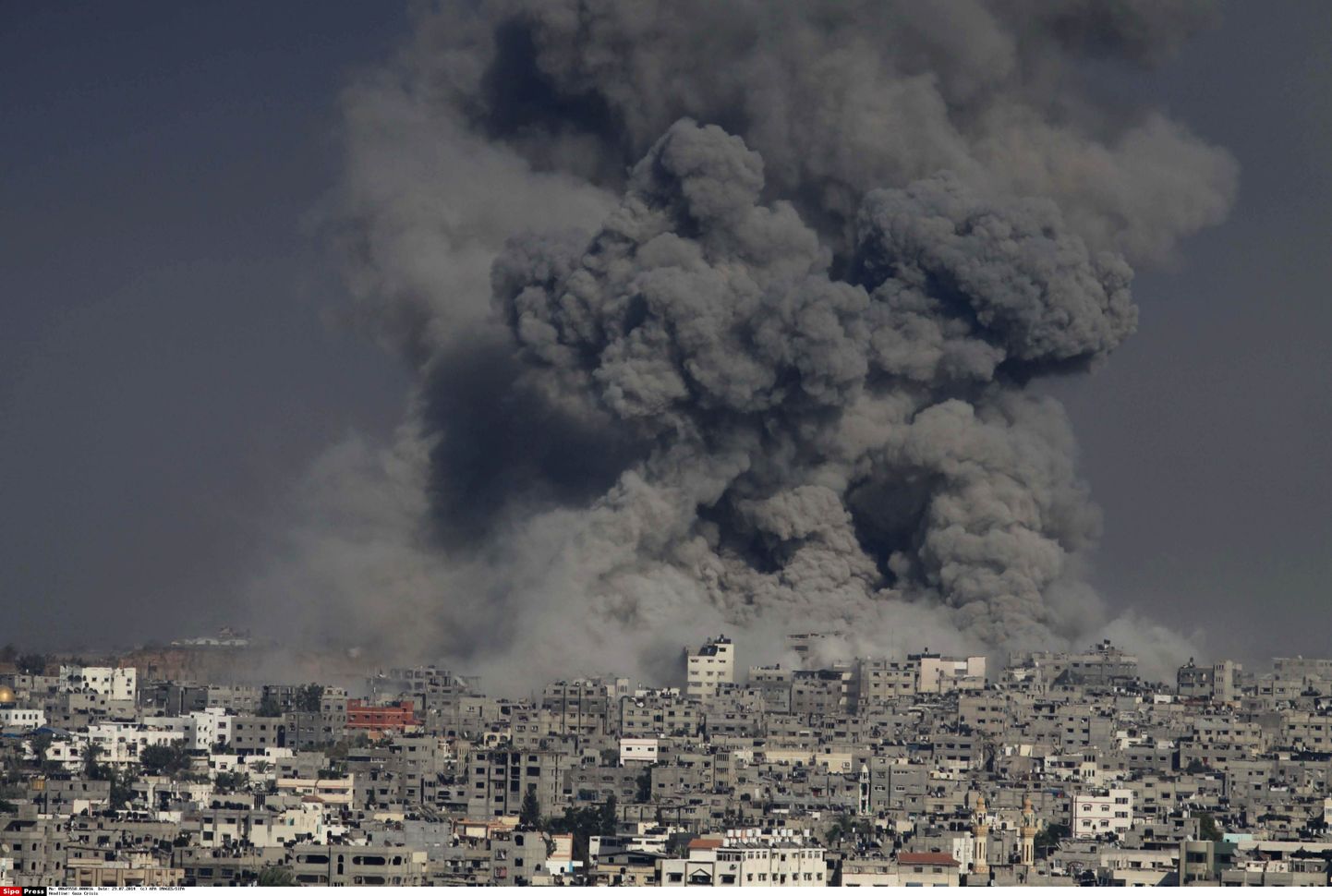 В результате обстрела со стороны Израиля была повреждена единственная электростанция в Газе.