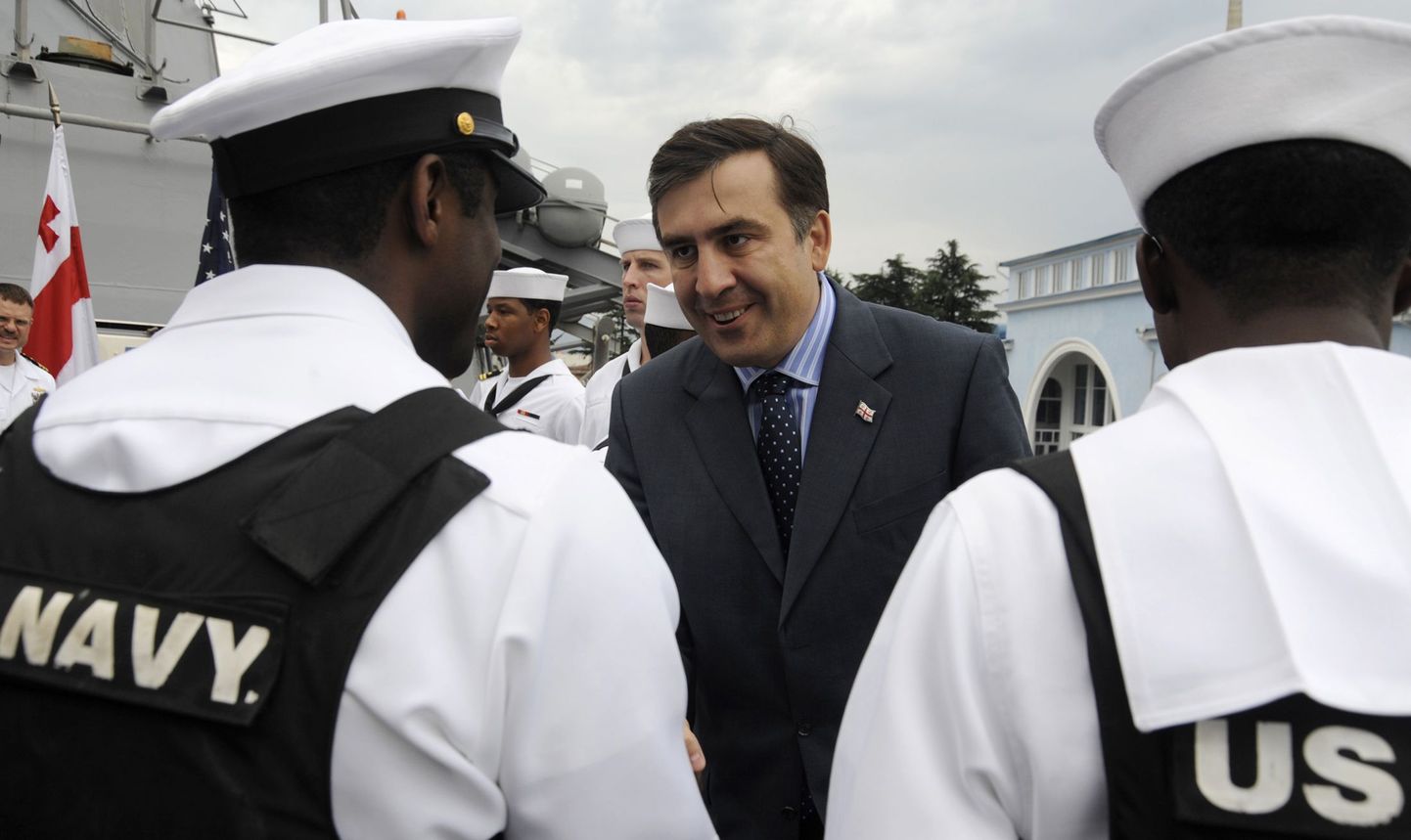 Mihheil Saakašvili eelmisel nädalal Bathumi sadamas USA mereväelasi tervitamas.