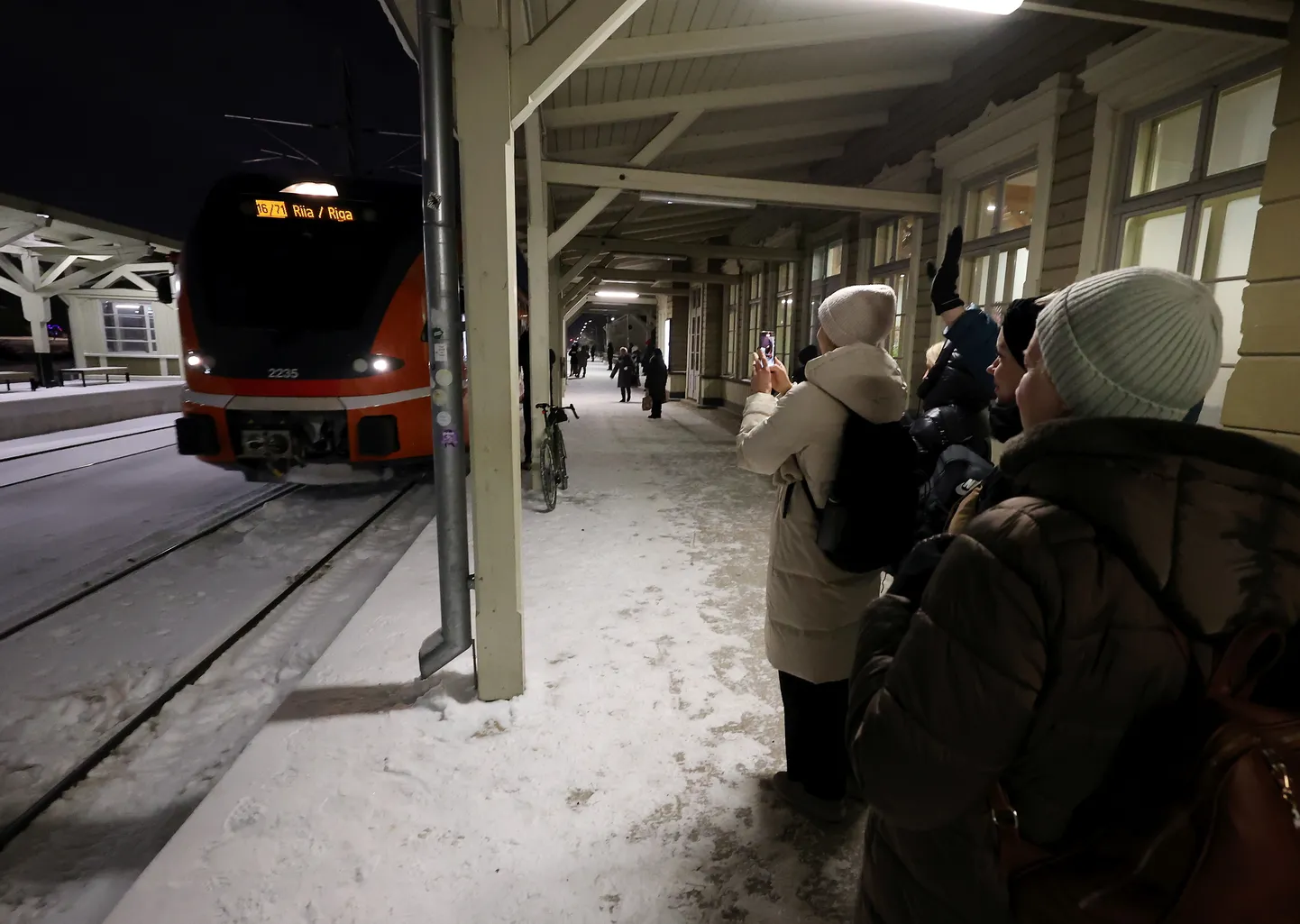Koidula, Riia, Koidula, ei hoopis Kivimäe! Tallinna-Riia rongis rikki ...