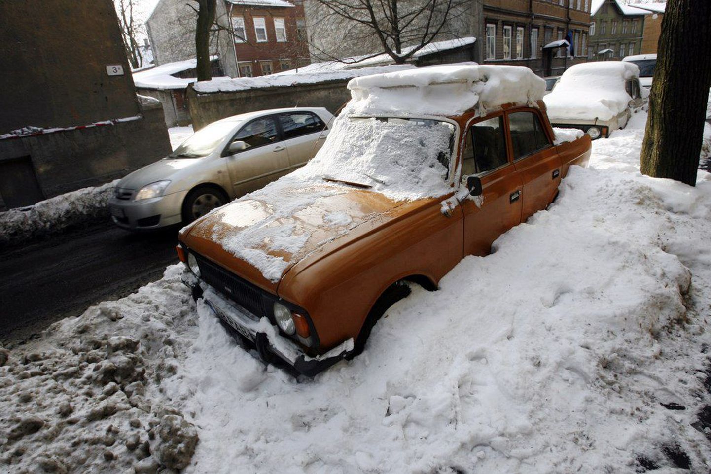 Автомобиль в снегу. Иллюстративное фото.