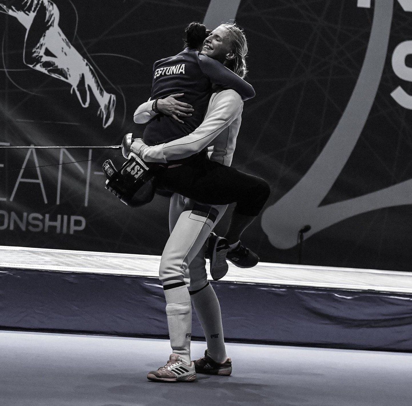 Katrina Lehis tähistab koos treeneriga Euroopa meistrivõistluste kuldmedalit. FOTO: Fie/bizzi