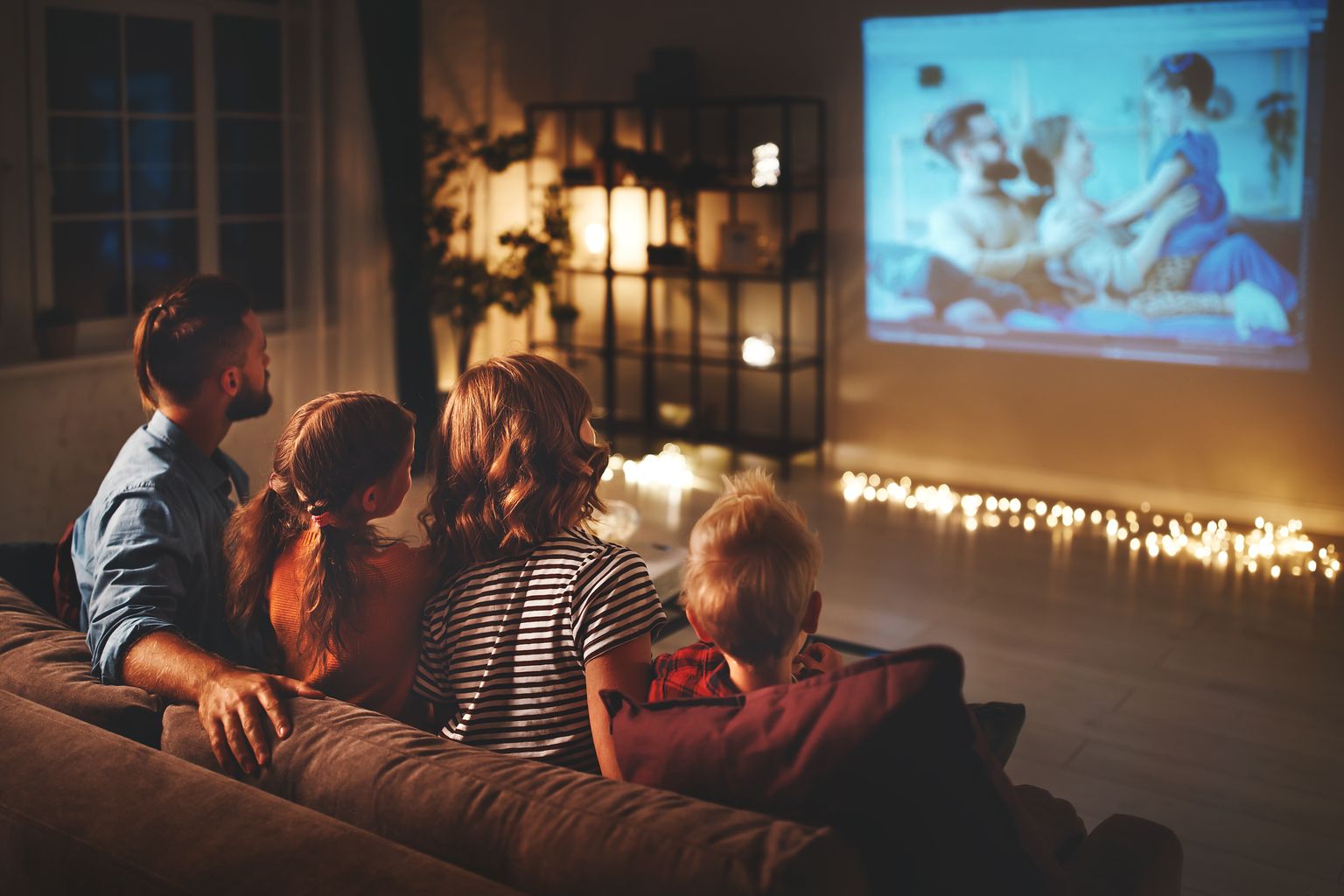 Семья смотрит кино. Иллюстративное фото
