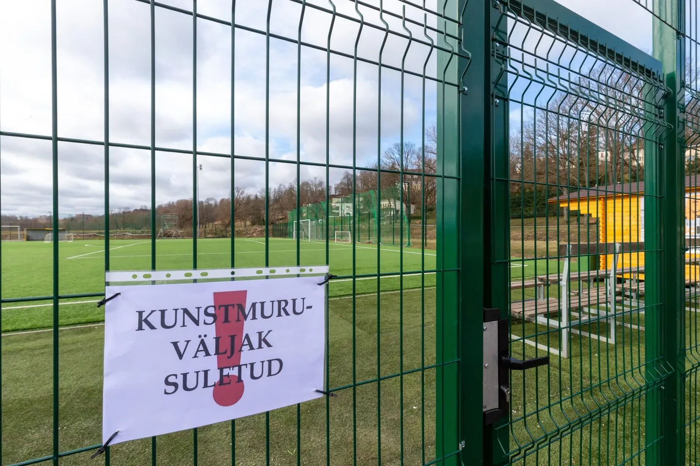 Järveäärsele kunstmuruväljakule ja selle ümbrusesse kogunemine ei ole praegu veel lubatud.