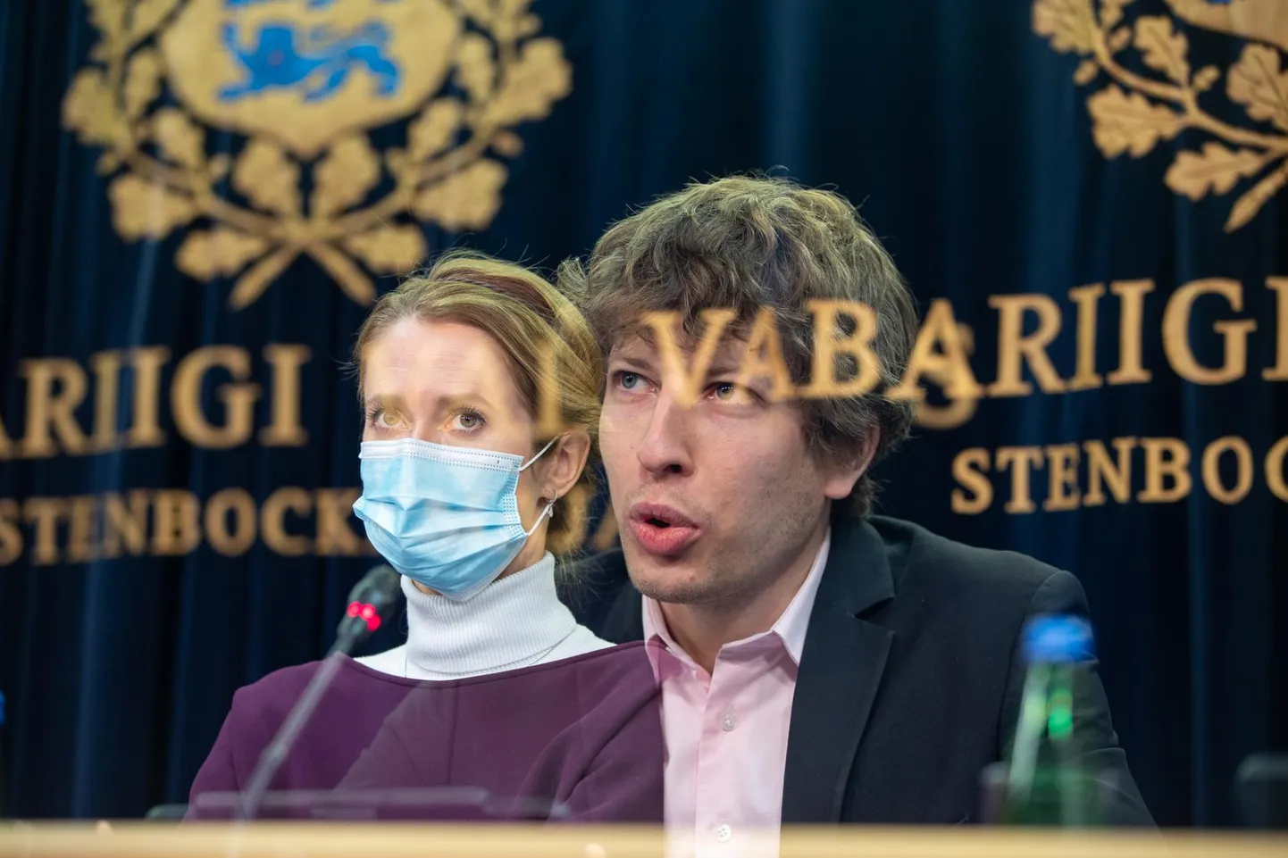 Peaminister Kaja Kallas (RE), paremal tervise- ja tööminister Tanel Kiik (KE).