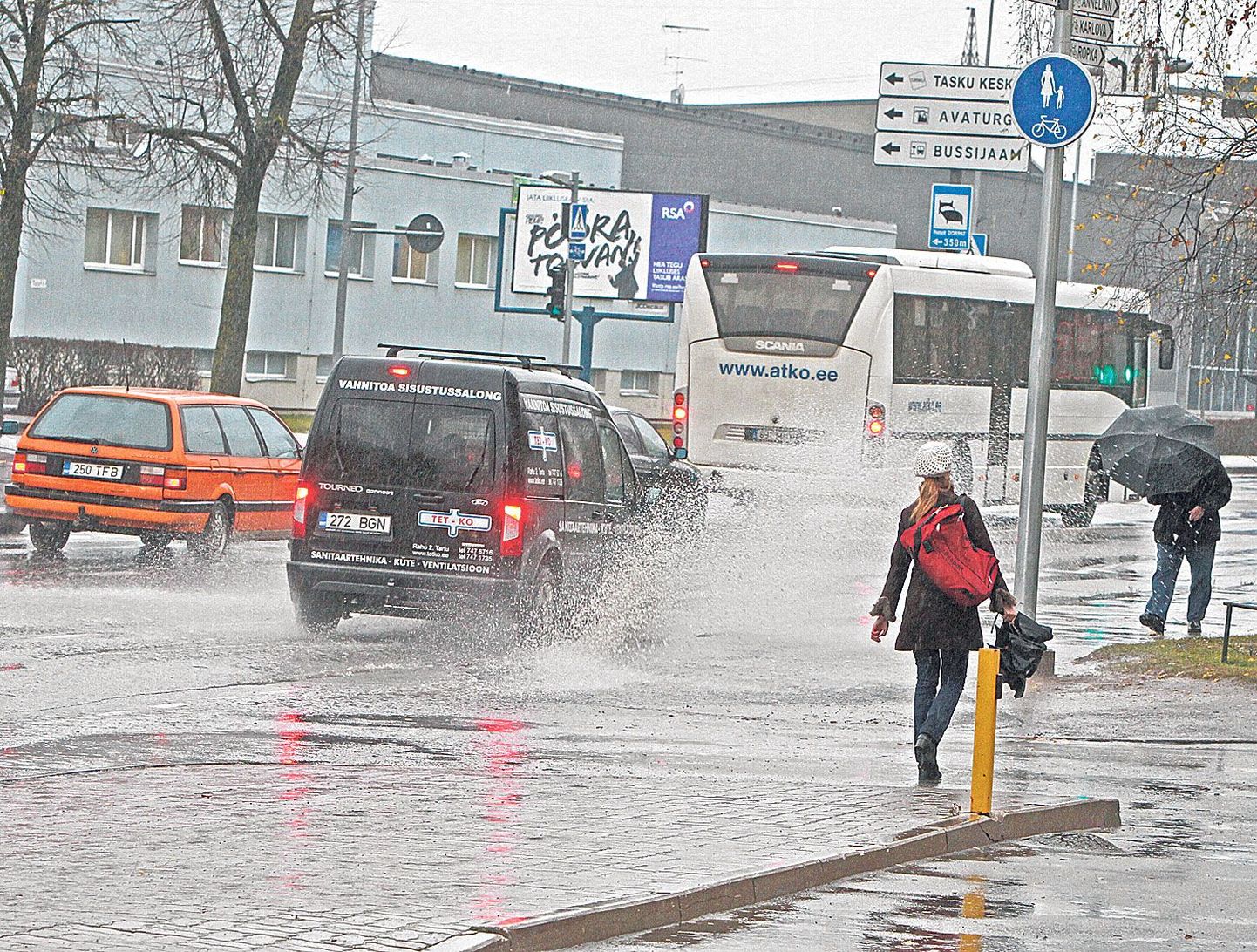 Tartu tänavad ujusid eile hommikupoolikul nagu kõva suvise vihma ajal ning nii mõnigi jalakäija sai lisaks loodusele sahmaka vett ka mööda sõitvalt autolt.