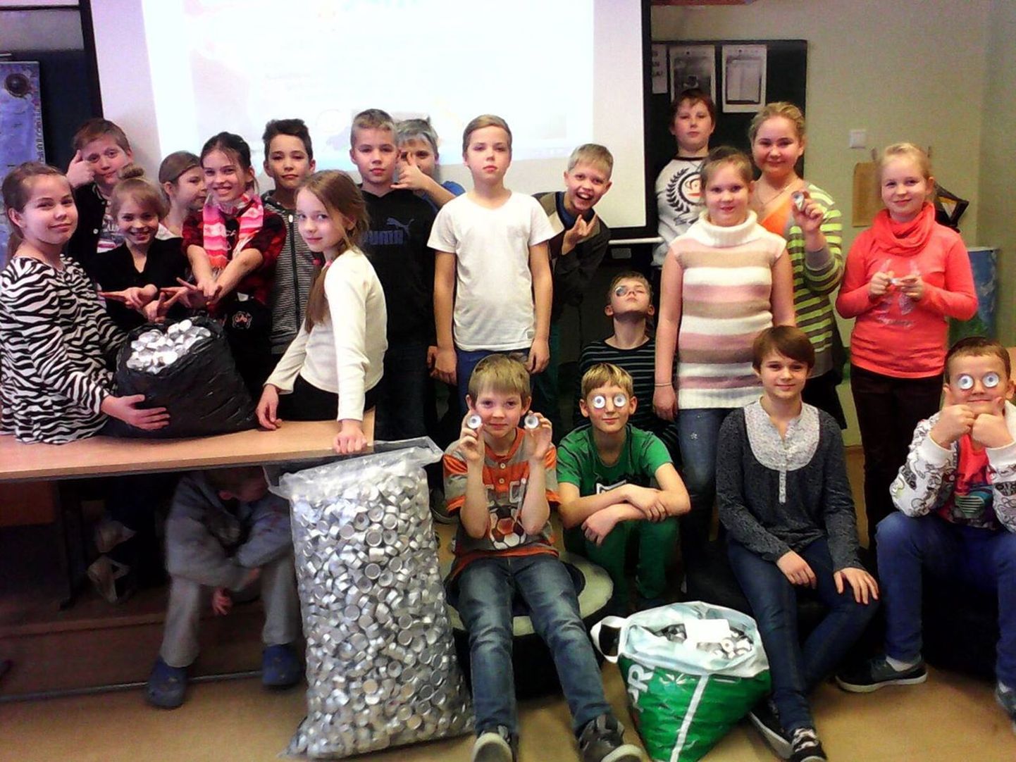 Variku kooli 4.b klassi õpilased kogusid 10,6 kilo tühje küünlaümbriseid.