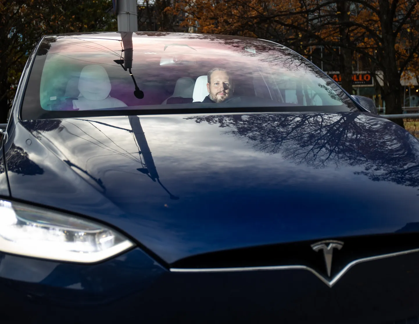 Марио Кадастик за рулем Tesla Model X.