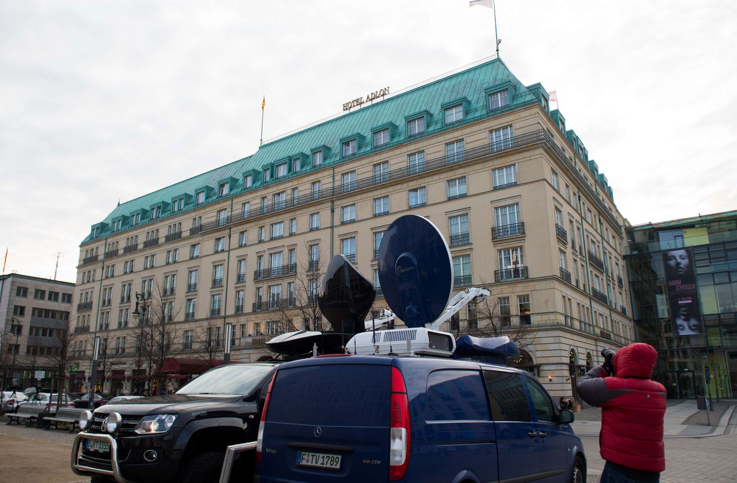 Hodorkovski peatuspaika Berliinis, hotel Adloni, piiravad ajakirjanikud.
