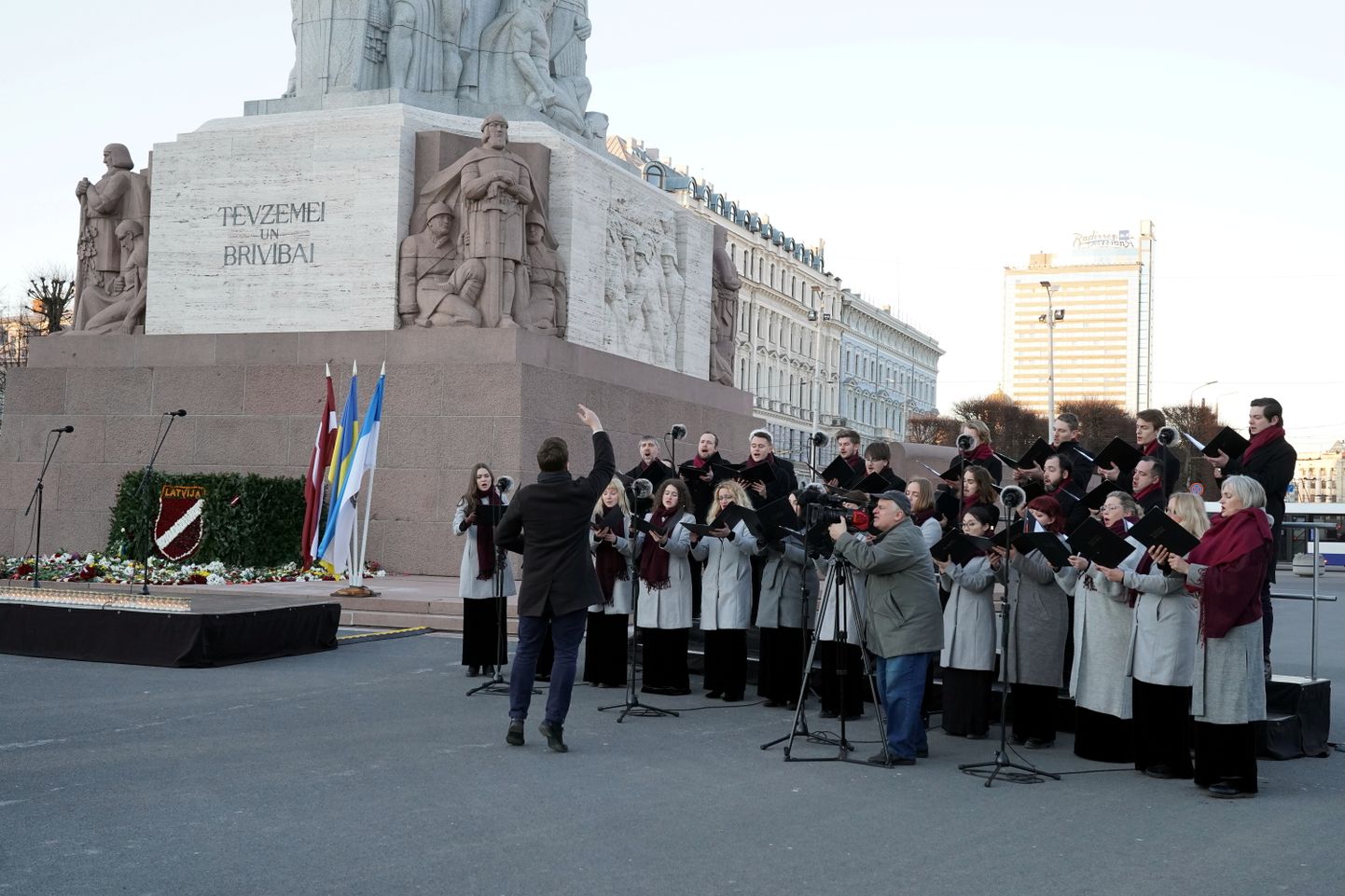 Koris ''Avesol'' uzstājas pie Brīvības pieminekļa atzīmējot Nacionālās pretošanās kustības piemiņas dienu pie Brīvības pieminekļa.