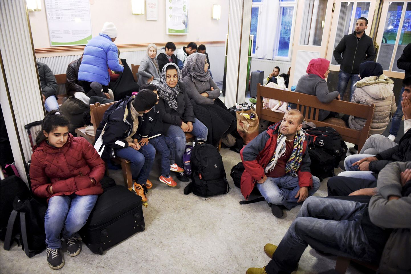 Iraagi pagulased Helsingi raudteejaamas.