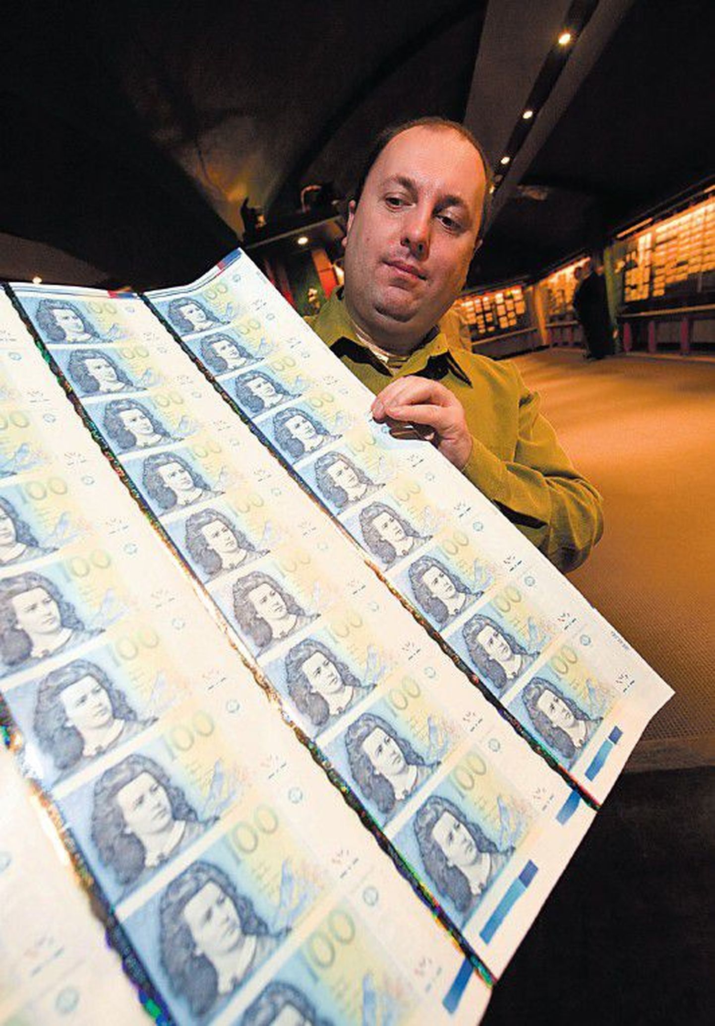 Нумизмат Каймар Ильвес утверждает, что некоторые из интернет-продавцов покупают у Eesti Pank большие листы с 45 напечатанными дензнаками, сами разрезают их на купюры и выдают за раритет, ссылаясь на серийное обозначение.