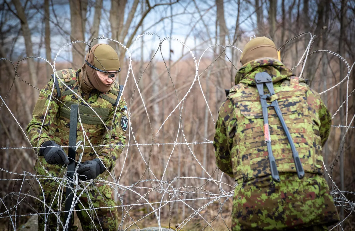 Ajutise lõiketraadi paigaldamine Võrumaal riigipiirile kaitseväe õppuse Okas raames.