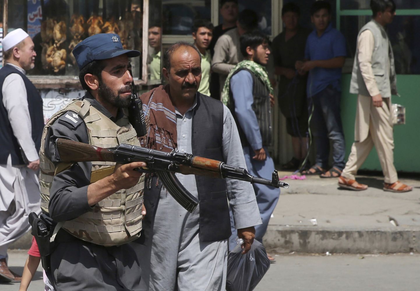 Afganistani politseinik valvamas plahvatuskoha lähedal.