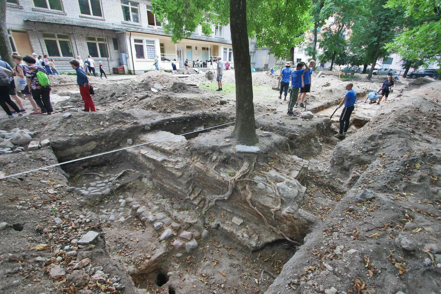 Vilniuse suure sünagoogi juures jätkuvad väljakaevamised veel mõni aasta. Rahusvaheline arheoloogide rühm koos vabatahtlikega on paljastanud nii mõndagi huvitavat hävinud linnakust, linna kunagisest vaimsest keskusest.