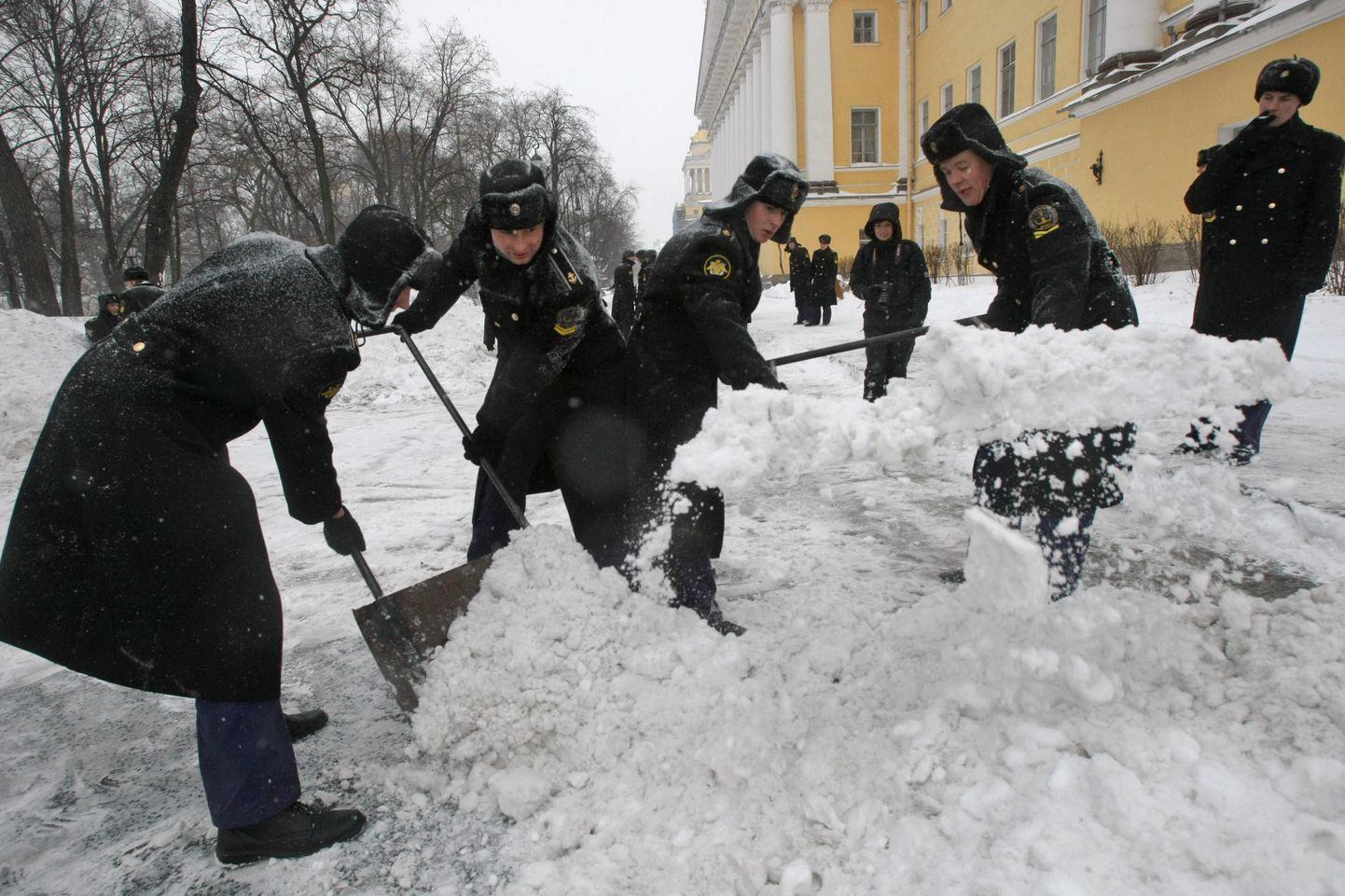 Mereväe kadetid kühveldavad Peterburis lund.