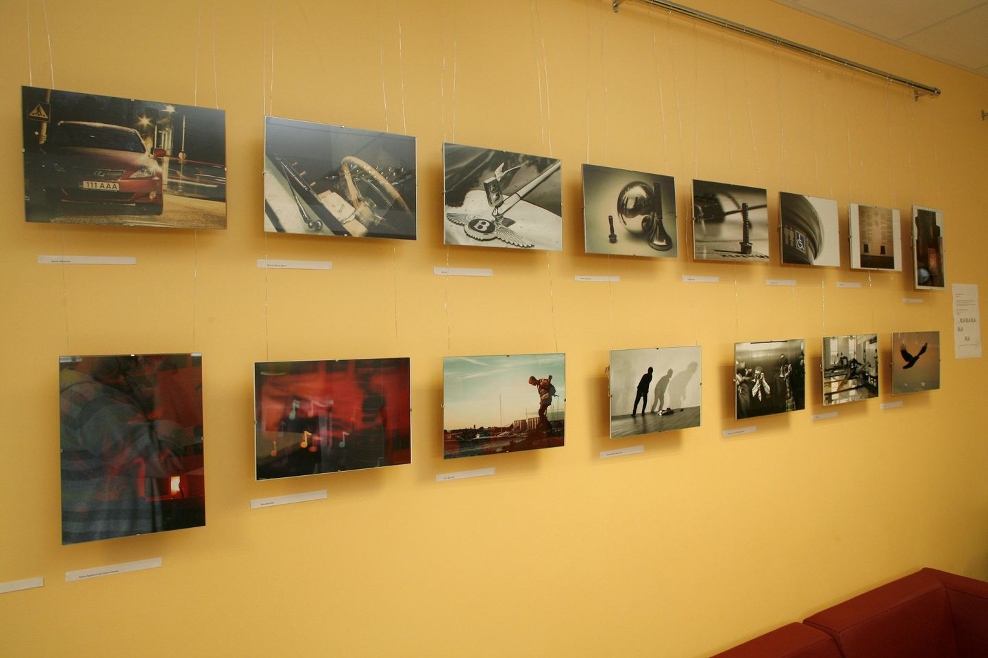 Noortekeskuse klubi-kohvikus IN on avatud galerii. Pildil Pärnu tehnika- ja tööõpetuse maja fotoringi näitus.
