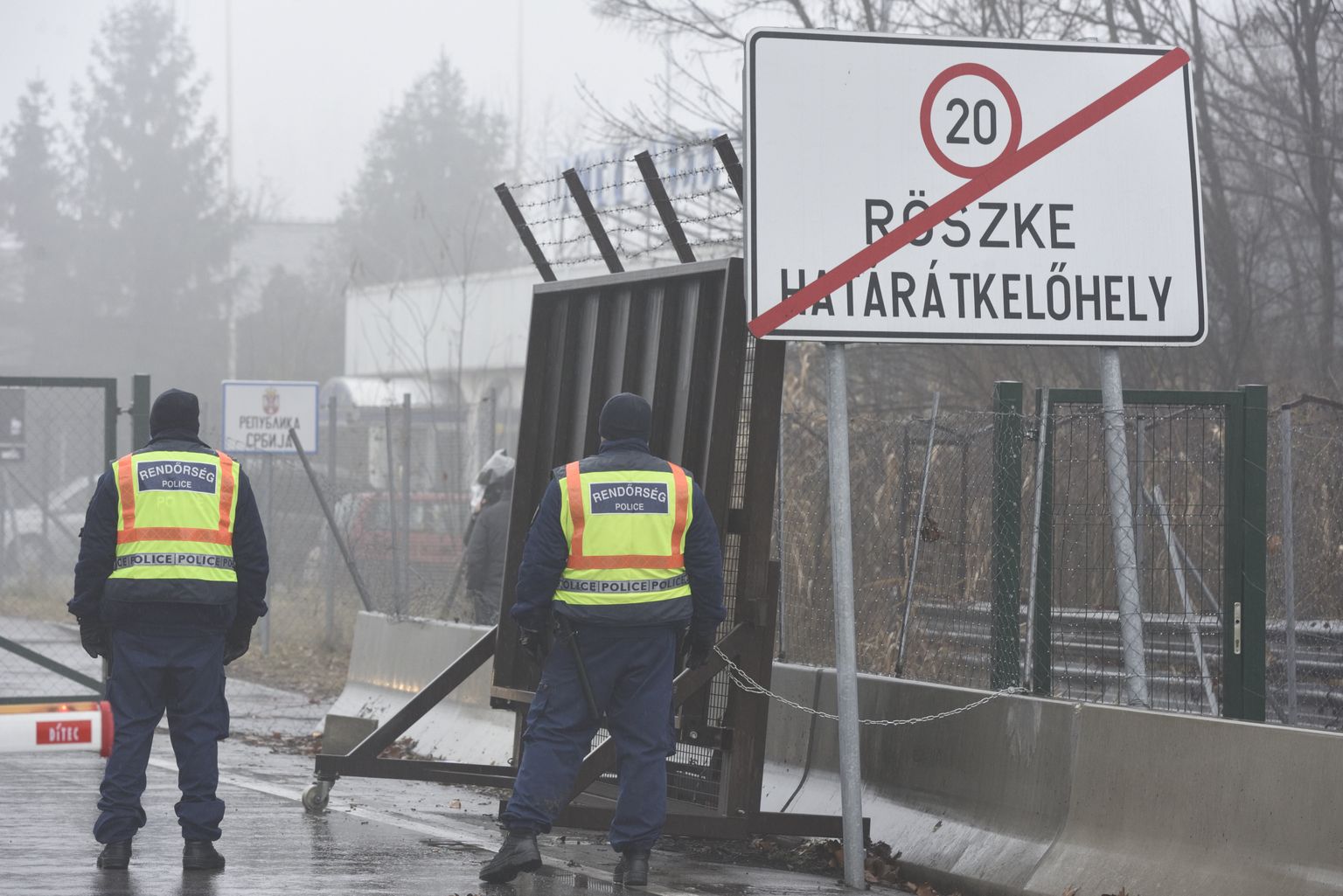 Ungari politseinikud Röszke piiripunktis.