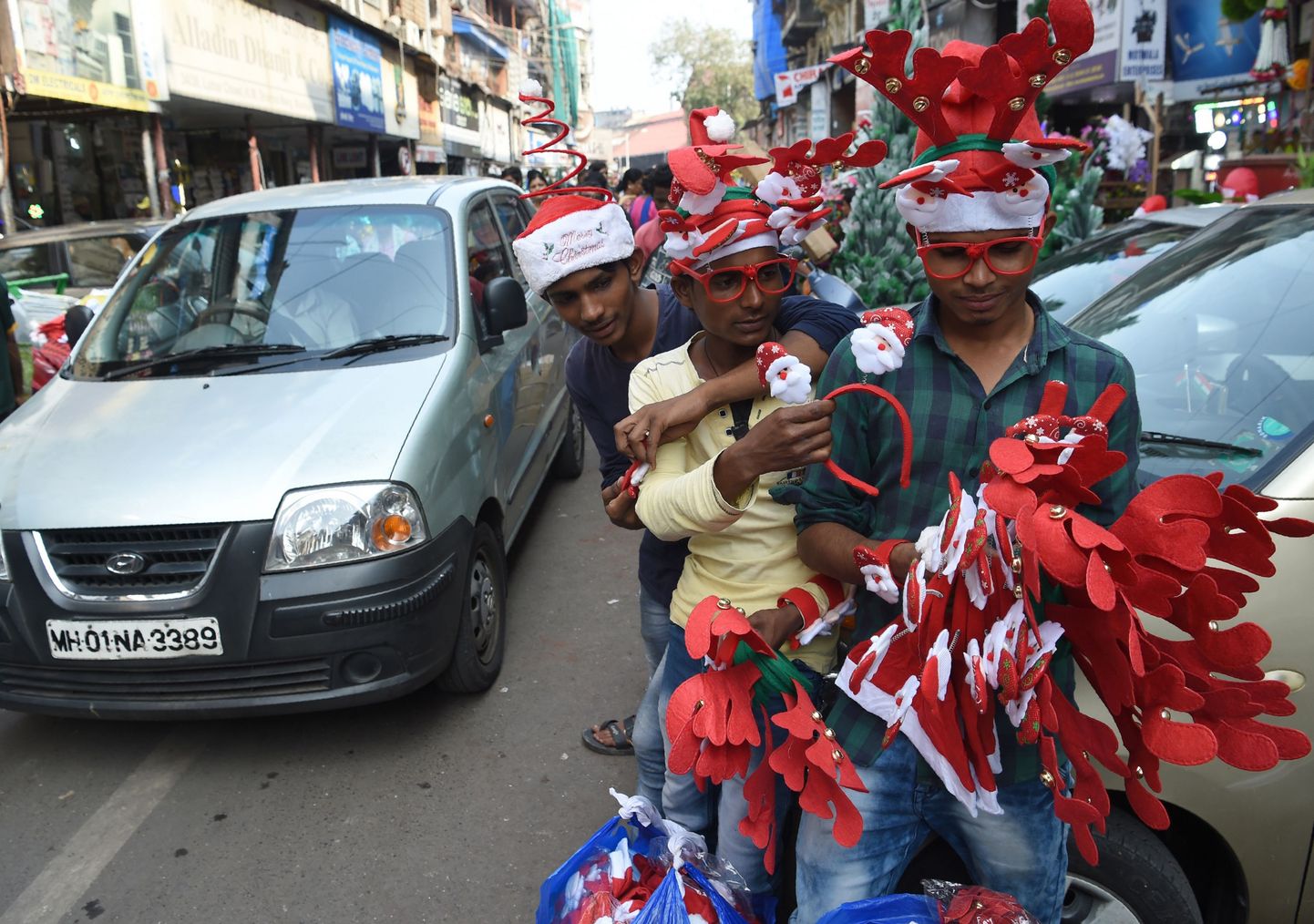 India tänavakubitsejad jõulumeeneid müümas.