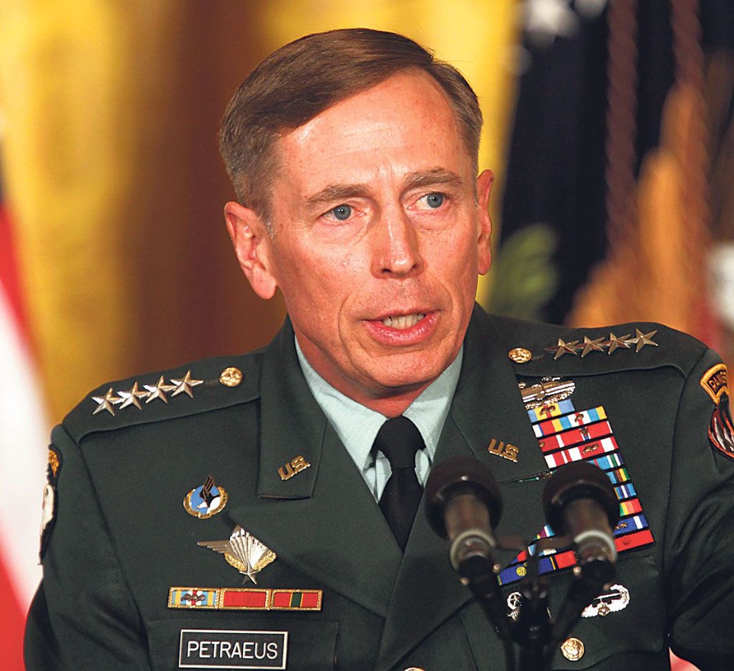 Väidetavalt jõudnud kindral David Petraeus enne mundri seljast võtta, kui oma biograafiga tiiba hakkas ripsutama.