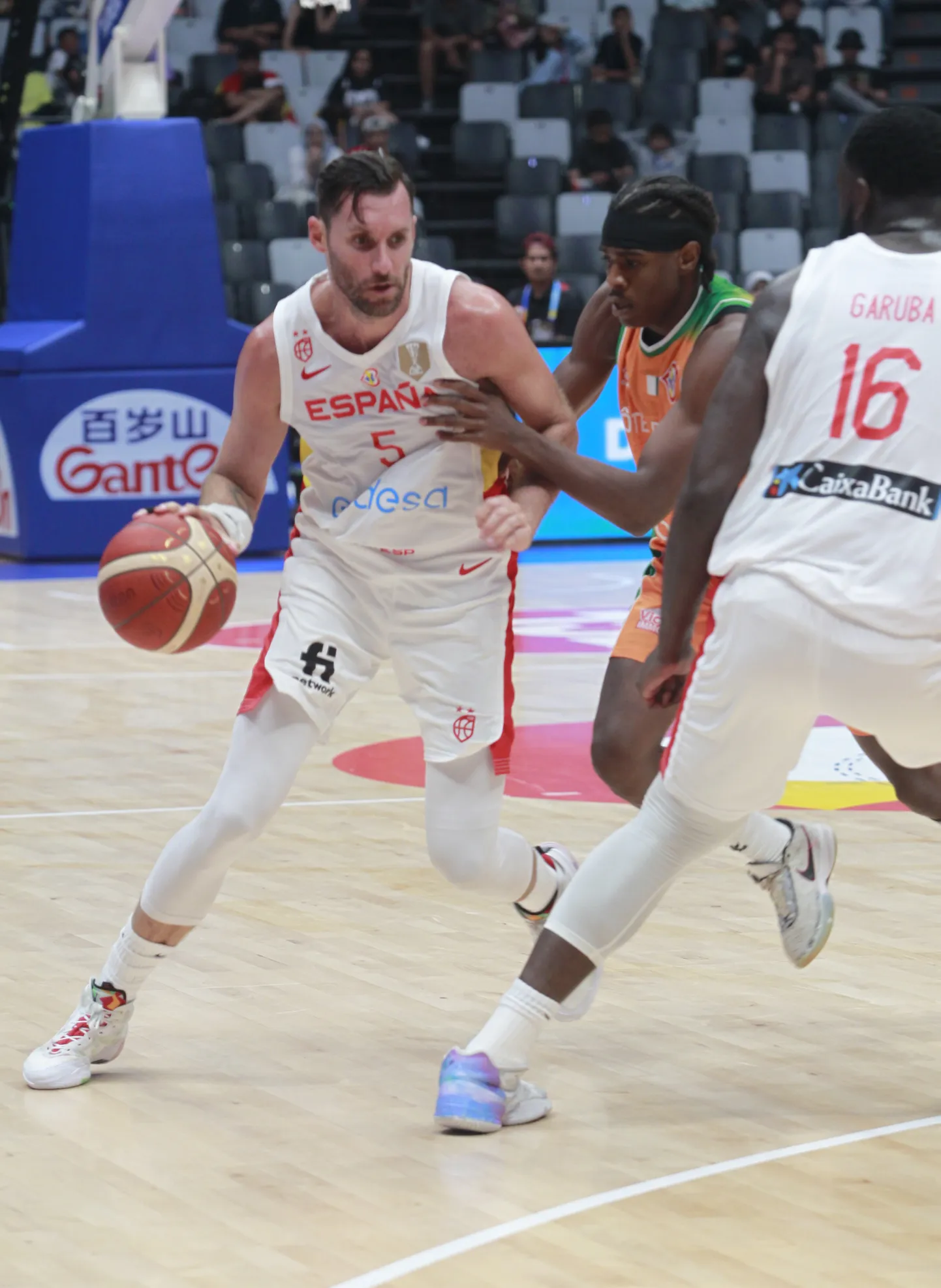 Hispaania koondise veteran Rudy Fernandez (vasakul) MMi avamängus Elevandiluurannikuga.